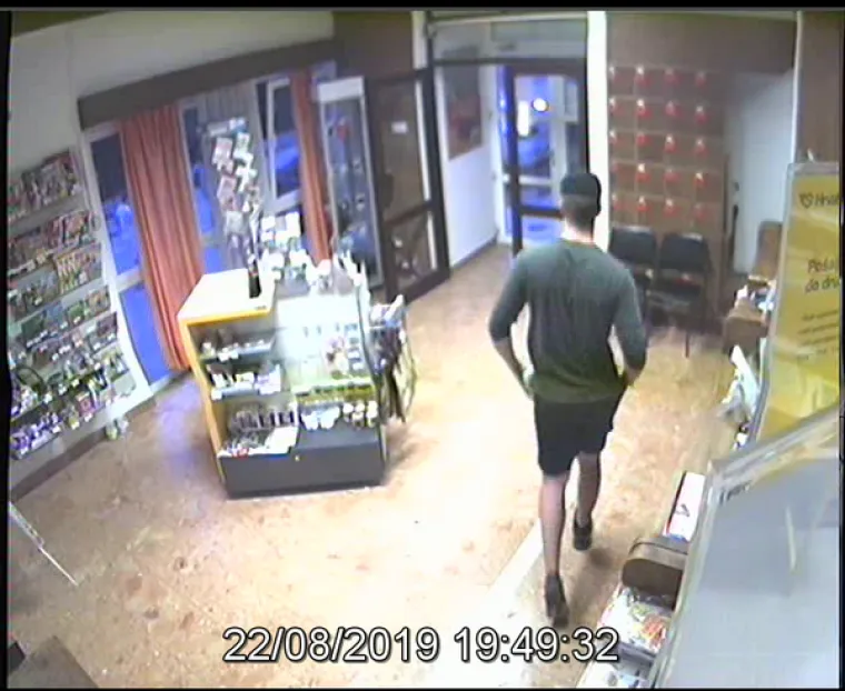 Poznajete li muškarca s fotografija? Uz prijetnju oružjem prije nekoliko dana opljačkao poštu