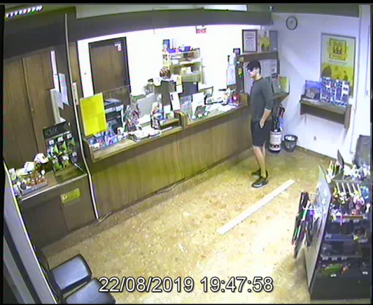 Poznajete li muškarca s fotografija? Uz prijetnju oružjem prije nekoliko dana opljačkao poštu