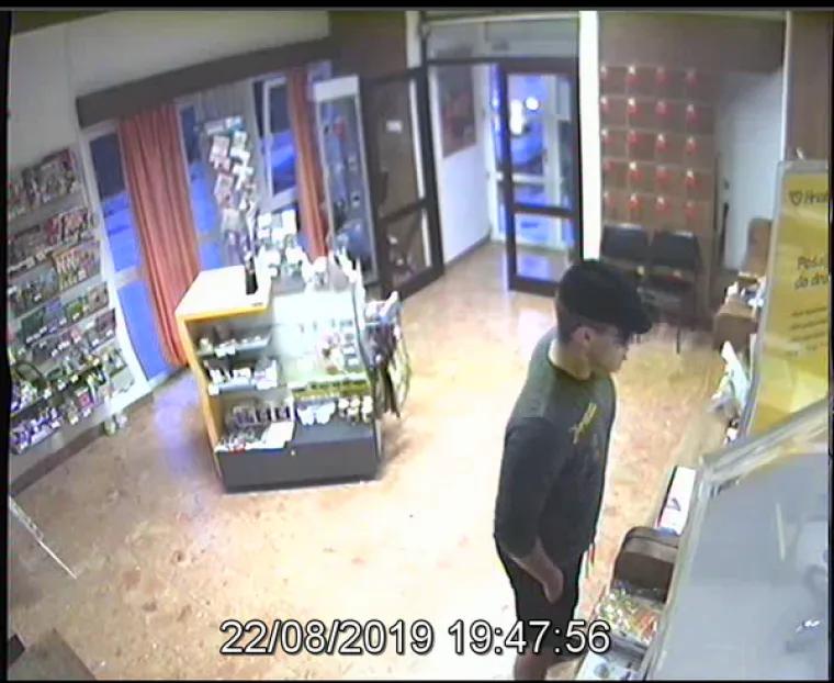 Poznajete li mu&scaron;karca s fotografija? Uz prijetnju oružjem prije nekoliko dana opljačkao po&scaron;tu