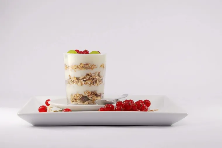 Grčki jogurt kvalitetan je izvor proteina koji može obuzdati želju za hranom, a ima samo 130 kalorija po porciji.