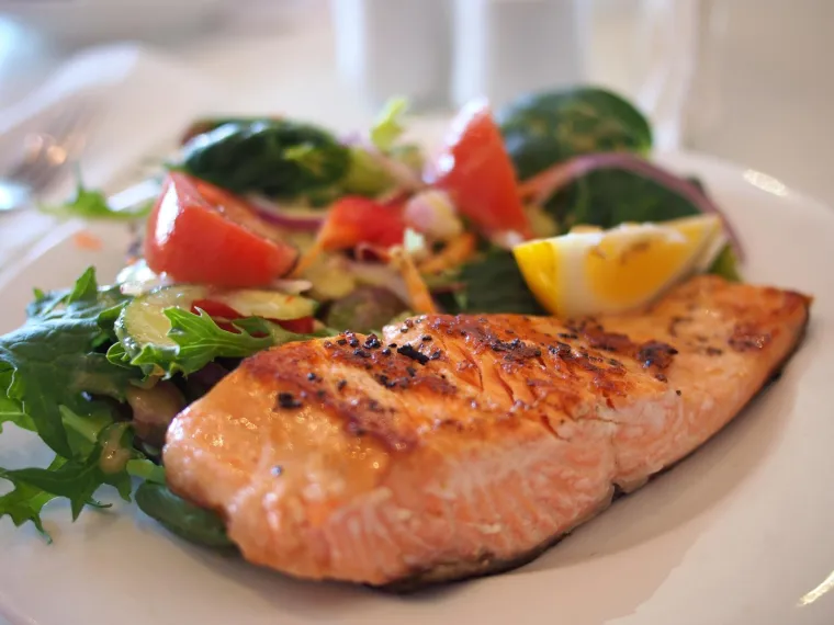 Kvalitetna riba trebala bi se jesti barem jednom tjedno zbog omega - 3 masnih kiselina koje &scaron;tite srce, a uz to je i niskokalorična namirnica. Bakalar, recimo, ima samo 70 kalorija na 85 grama i čak 15 grama proteina.