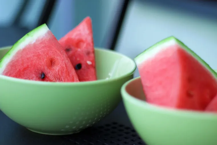 Lubenica obiluje vodom i sadrži tek 46 kalorija na 150 grama. U toj porciji ima vitamina A i vitamina C, a možete ju bezbrižno jesti kao međuobrok.