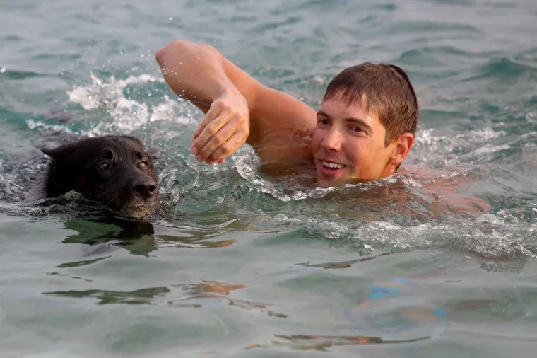 '&Scaron;apasti&rsquo; sportski izazov u Crikvenici: Plivačko natjecanje četveronožaca i njihovih dvonožaca