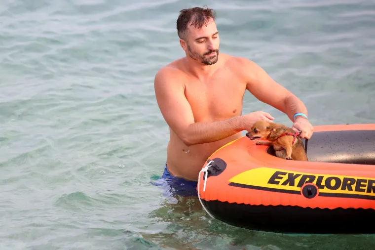 '&Scaron;apasti&rsquo; sportski izazov u Crikvenici: Plivačko natjecanje četveronožaca i njihovih dvonožaca