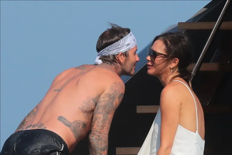 DAVID I VICTORIA BECKHAM KAKVE JOŠ NISTE VIDJELI: Polugoli razmjenjivali nježnost na brodu Eltona Johna