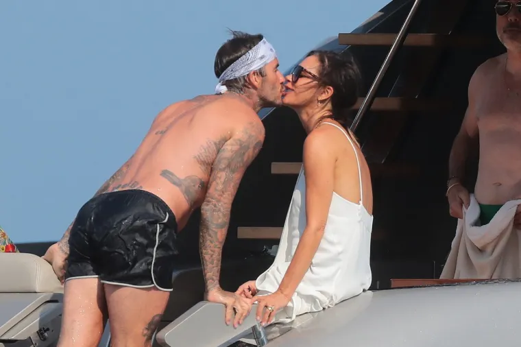 DAVID I VICTORIA BECKHAM KAKVE JOŠ NISTE VIDJELI: Polugoli razmjenjivali nježnost na brodu Eltona Johna