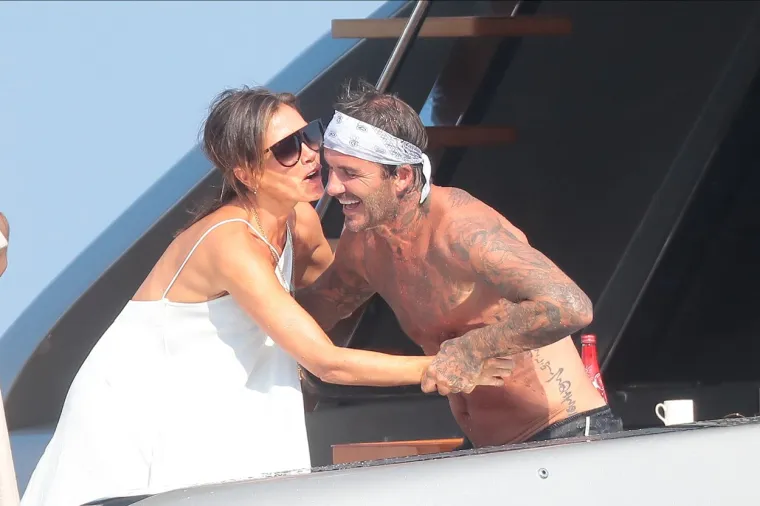 DAVID I VICTORIA BECKHAM KAKVE JOŠ NISTE VIDJELI: Polugoli razmjenjivali nježnost na brodu Eltona Johna