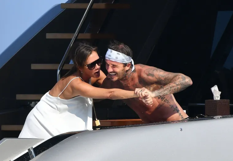 DAVID I VICTORIA BECKHAM KAKVE JOŠ NISTE VIDJELI: Polugoli razmjenjivali nježnost na brodu Eltona Johna