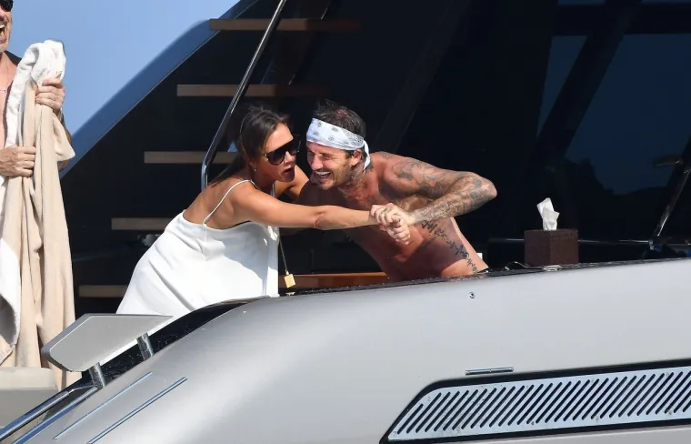 DAVID I VICTORIA BECKHAM KAKVE JOŠ NISTE VIDJELI: Polugoli razmjenjivali nježnost na brodu Eltona Johna