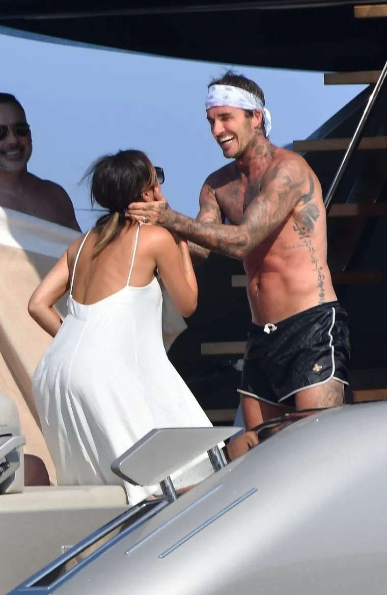 DAVID I VICTORIA BECKHAM KAKVE JOŠ NISTE VIDJELI: Polugoli razmjenjivali nježnost na brodu Eltona Johna