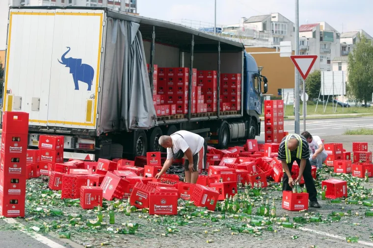 Na kružnom toku iz kamiona ispalo sedamdesetak gajbi radlera