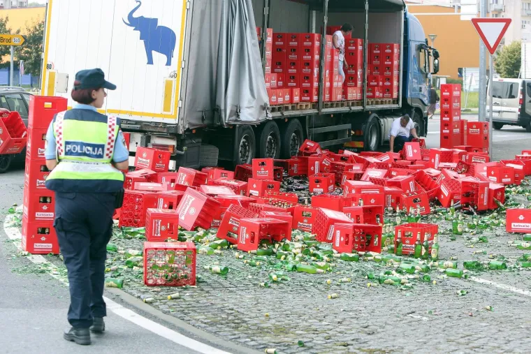 Na kružnom toku iz kamiona ispalo sedamdesetak gajbi radlera