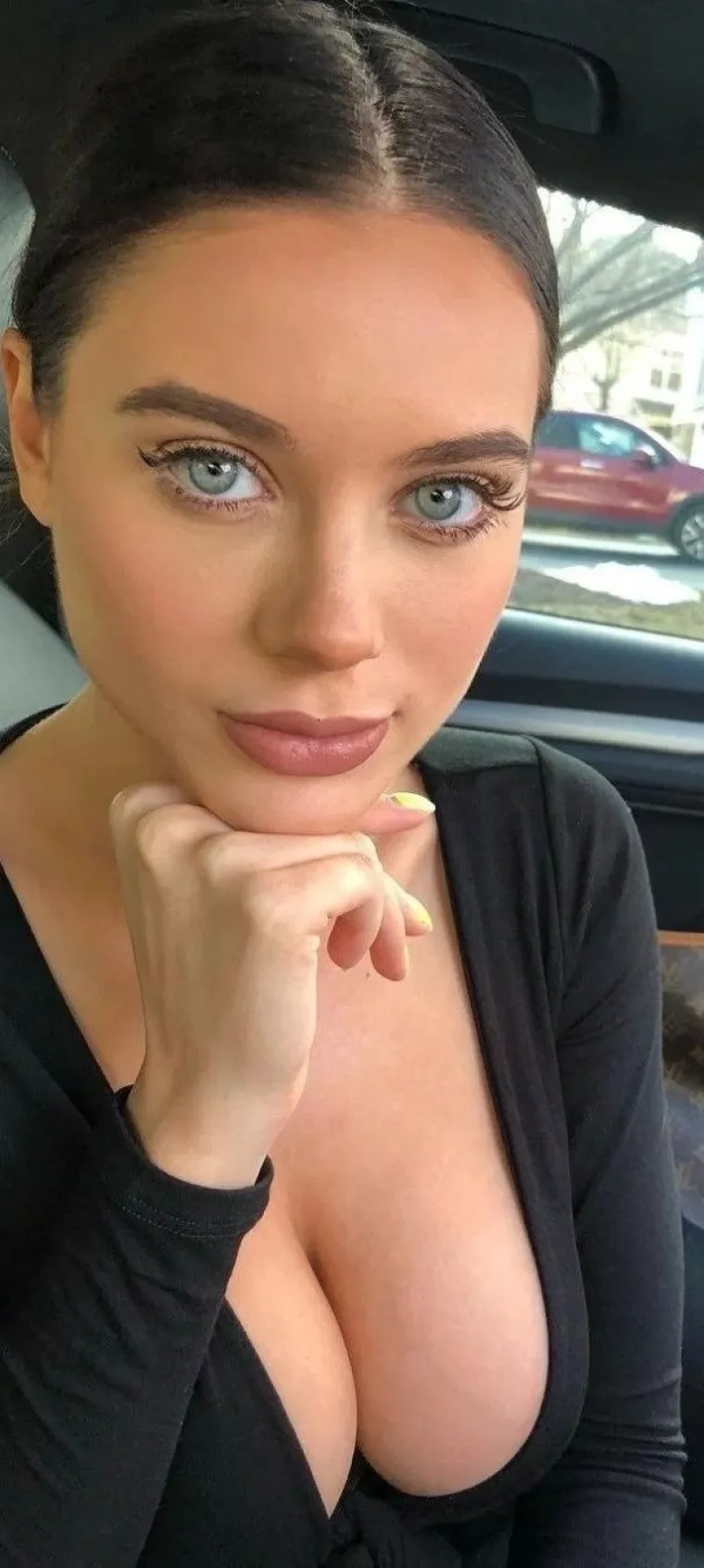 DELOŽIRAJU GRUDI K'O DA IM DUGUJU STANARINU: Razumljivo s obzirom na to da im treba pozama&scaron;na kvadratura