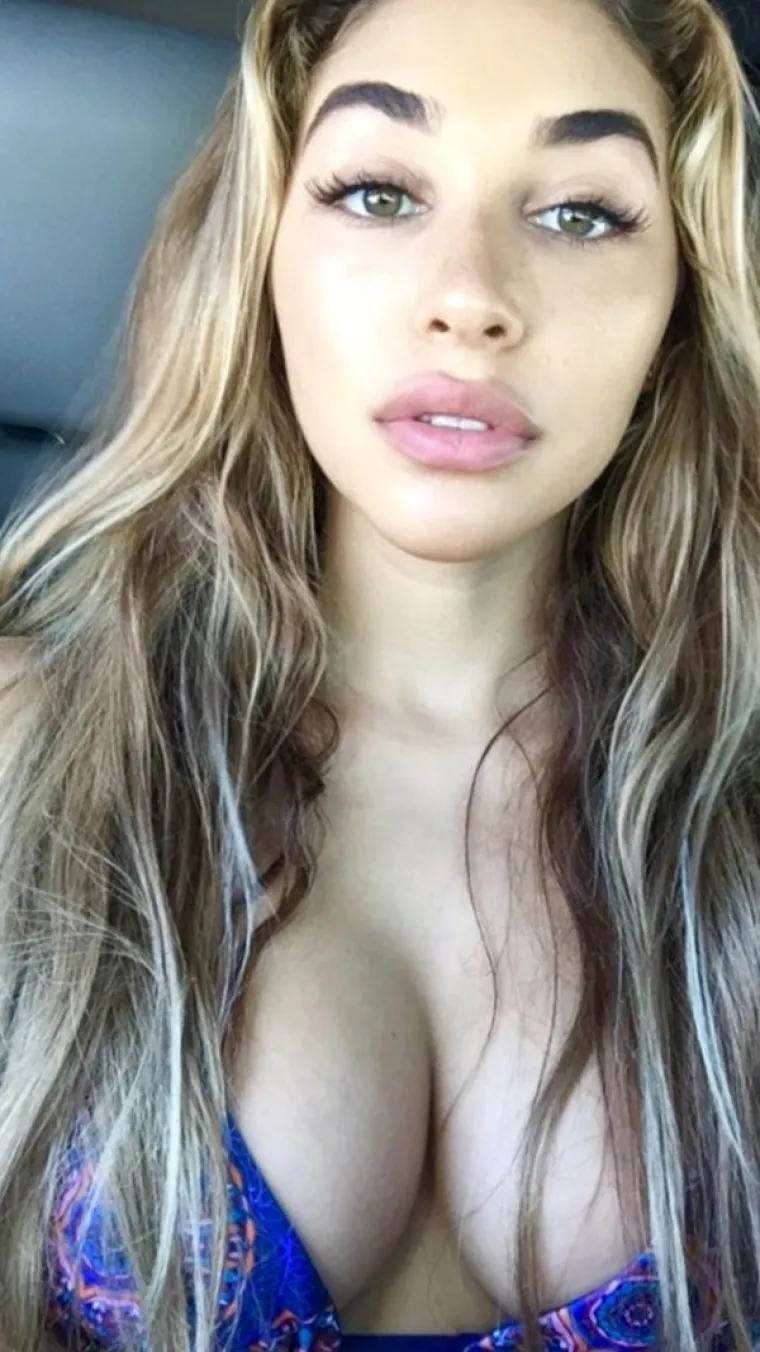 DELOŽIRAJU GRUDI K'O DA IM DUGUJU STANARINU: Razumljivo s obzirom na to da im treba pozama&scaron;na kvadratura