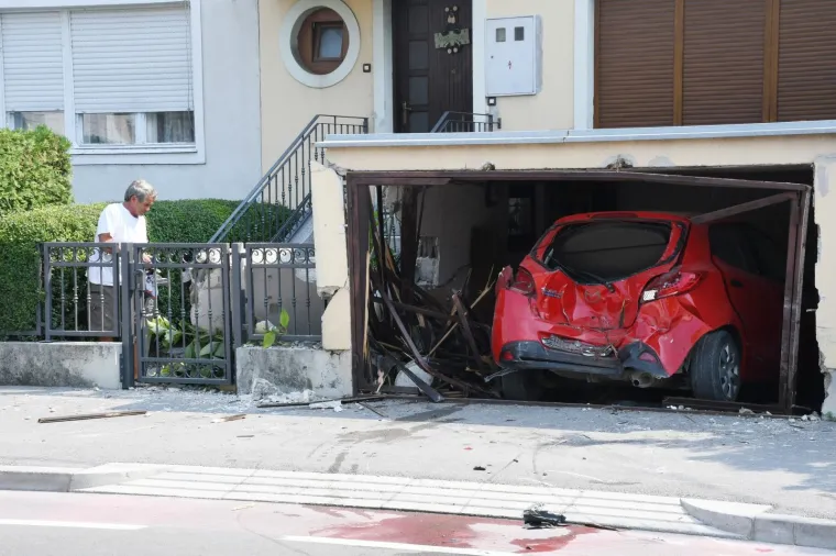 Zbog neprilagođene brzine vozačica BMW-a je izgubila kontrolu nad vozilom i udarila u garažu u kojoj je, probiv&scaron;i vrata, uni&scaron;tila parkiranu Mazdu.