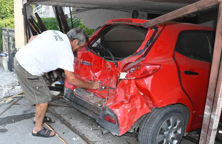 Zbog neprilagođene brzine vozačica BMW-a je izgubila kontrolu nad vozilom i udarila u garažu u kojoj je, probiv&scaron;i vrata, uni&scaron;tila parkiranu Mazdu.
