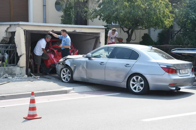 Zbog neprilagođene brzine vozačica BMW-a je izgubila kontrolu nad vozilom i udarila u garažu u kojoj je, probiv&scaron;i vrata, uni&scaron;tila parkiranu Mazdu.