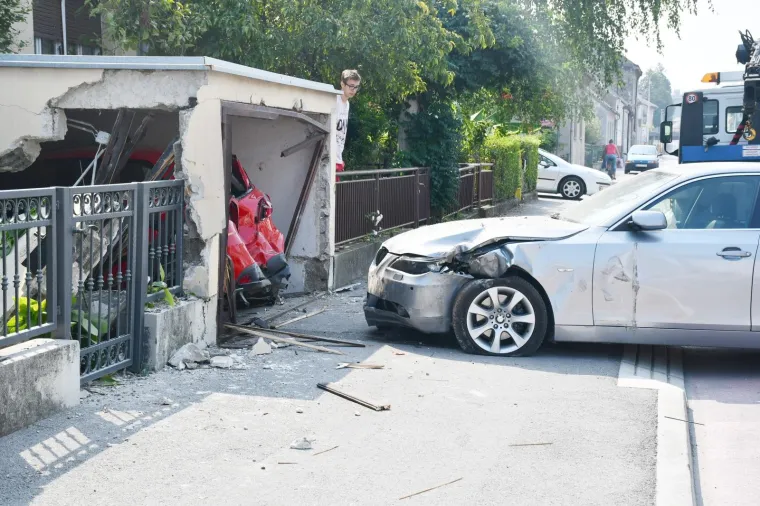 Zbog neprilagođene brzine vozačica BMW-a je izgubila kontrolu nad vozilom i udarila u garažu u kojoj je, probiv&scaron;i vrata, uni&scaron;tila parkiranu Mazdu.