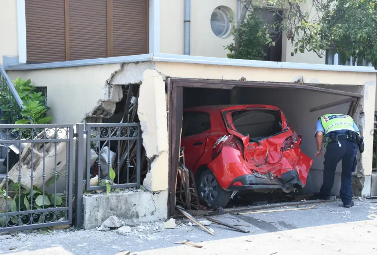 Zbog neprilagođene brzine vozačica BMW-a je izgubila kontrolu nad vozilom i udarila u garažu u kojoj je, probiv&scaron;i vrata, uni&scaron;tila parkiranu Mazdu.