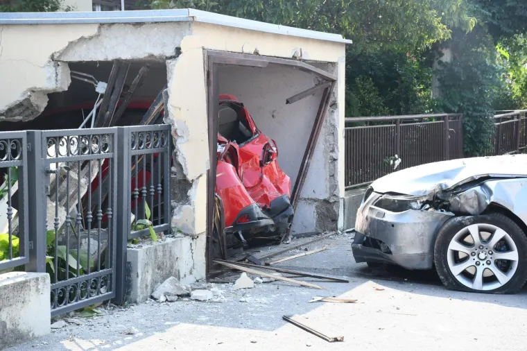 Zbog neprilagođene brzine vozačica BMW-a je izgubila kontrolu nad vozilom i udarila u garažu u kojoj je, probiv&scaron;i vrata, uni&scaron;tila parkiranu Mazdu.