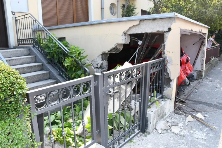 Zbog neprilagođene brzine vozačica BMW-a je izgubila kontrolu nad vozilom i udarila u garažu u kojoj je, probiv&scaron;i vrata, uni&scaron;tila parkiranu Mazdu.