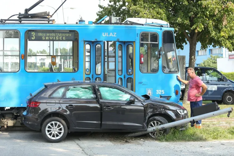 Te&scaron;ka nesreća u Zagrebu: Potpuno uni&scaron;ten automobil u sudaru s tramvajem na Žitnjaku