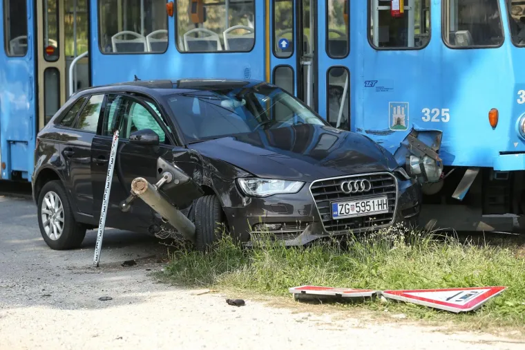 Te&scaron;ka nesreća u Zagrebu: Potpuno uni&scaron;ten automobil u sudaru s tramvajem na Žitnjaku