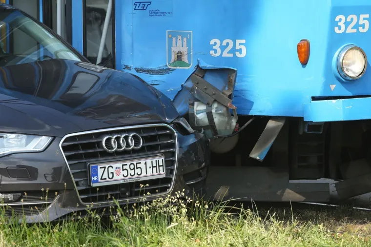 Te&scaron;ka nesreća u Zagrebu: Potpuno uni&scaron;ten automobil u sudaru s tramvajem na Žitnjaku