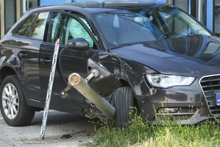 Te&scaron;ka nesreća u Zagrebu: Potpuno uni&scaron;ten automobil u sudaru s tramvajem na Žitnjaku