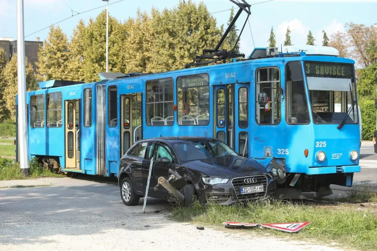 Te&scaron;ka nesreća u Zagrebu: Potpuno uni&scaron;ten automobil u sudaru s tramvajem na Žitnjaku