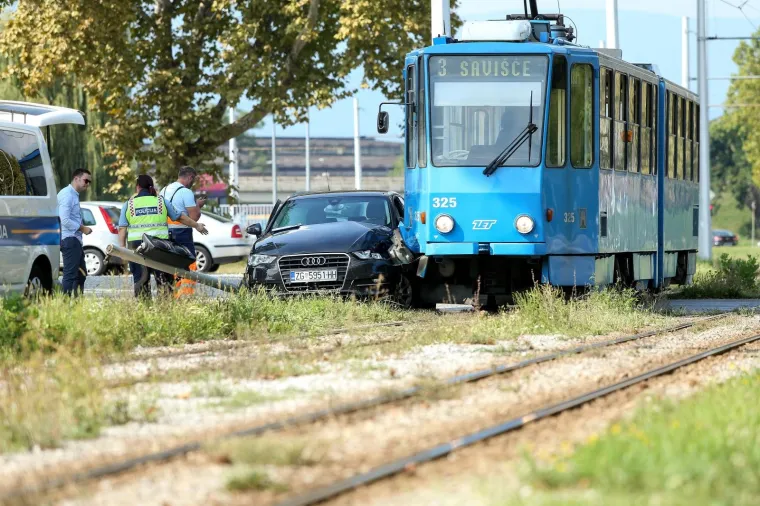 Te&scaron;ka nesreća u Zagrebu: Potpuno uni&scaron;ten automobil u sudaru s tramvajem na Žitnjaku