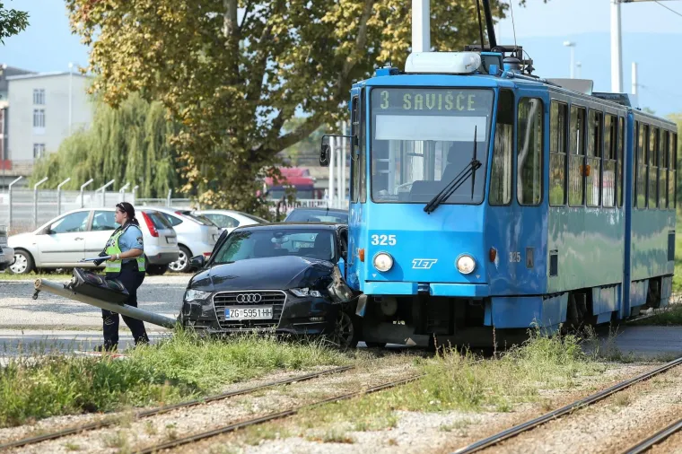Te&scaron;ka nesreća u Zagrebu: Potpuno uni&scaron;ten automobil u sudaru s tramvajem na Žitnjaku