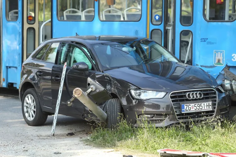Te&scaron;ka nesreća u Zagrebu: Potpuno uni&scaron;ten automobil u sudaru s tramvajem na Žitnjaku
