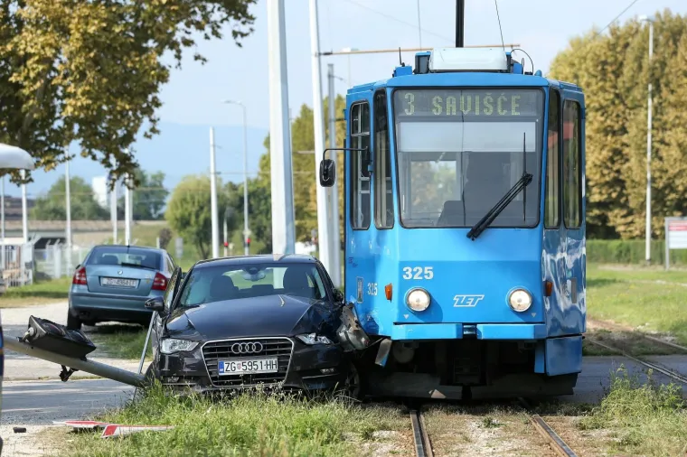Te&scaron;ka nesreća u Zagrebu: Potpuno uni&scaron;ten automobil u sudaru s tramvajem na Žitnjaku
