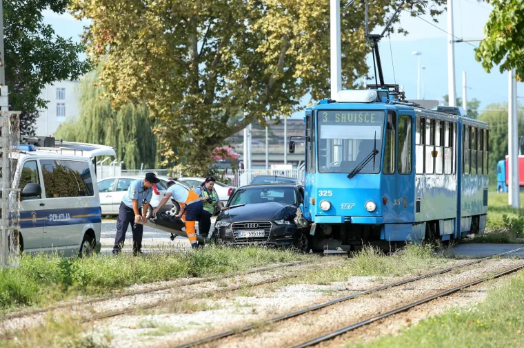 Te&scaron;ka nesreća u Zagrebu: Potpuno uni&scaron;ten automobil u sudaru s tramvajem na Žitnjaku