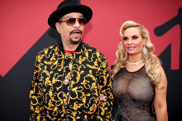 Iako se Ice T na sinoćnjoj dodjeli VMA nagrada pojavio u Versaceu, pažnju je plijenila njegova putena supruga Coco. U prozirnoj haljini i s oblinama na izvol'te, teško ju je bilo ne zapaziti. (Foto: Profimedia)