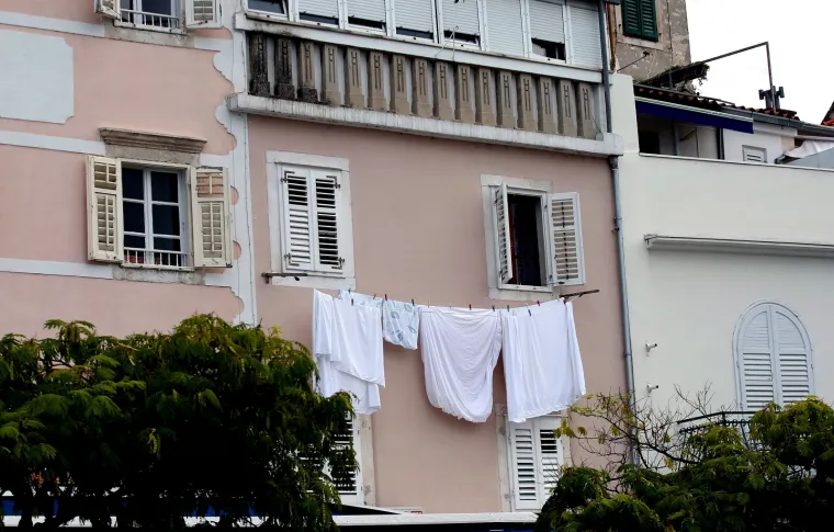 Gradska uprava Šibenika još nije donijela odluku o zabrani sušenja rublja na pročeljima kuća, na tiramolama. Šibenčani se bune jer su tiramole dio kulture.