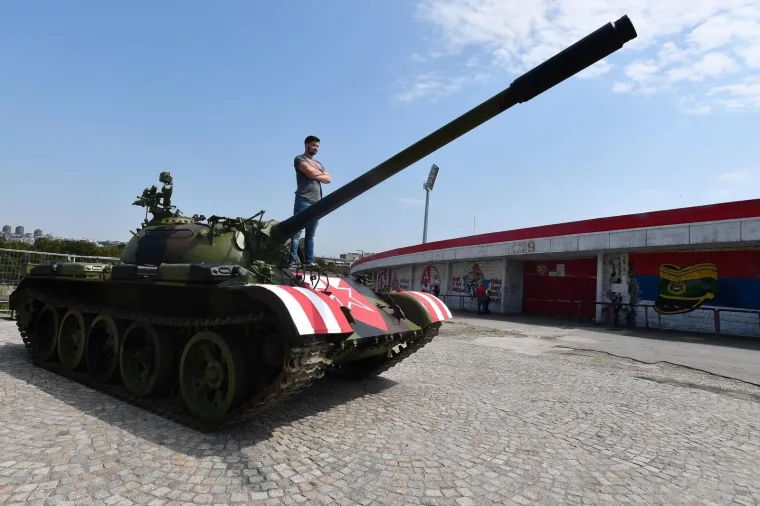 27.08.2019., Beograd, Srbija - Stari JNA tenk T-55 postavljen jucer ispred stadiona Rajko Mitic danas je obojan u crveno-bijele boje Crvene zvezde. Tenk T-55 iz vremena rata s pocetka devedesetih, nije u funkciji i iz njega je sve izvadjeno i zavareno. Photo: Srdjan Ilic/PIXSELL