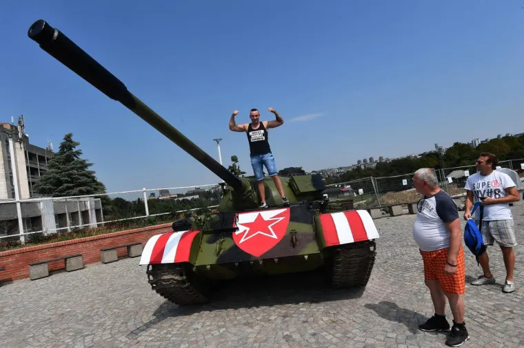 27.08.2019., Beograd, Srbija - Stari JNA tenk T-55 postavljen jucer ispred stadiona Rajko Mitic danas je obojan u crveno-bijele boje Crvene zvezde. Tenk T-55 iz vremena rata s pocetka devedesetih, nije u funkciji i iz njega je sve izvadjeno i zavareno. Photo: Srdjan Ilic/PIXSELL