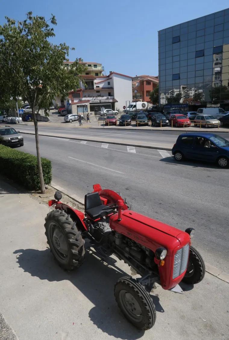 Odgovor na tenk ispred Marakane? U Vukovarskoj ulici u Splitu osvanuo crveni traktor