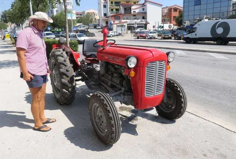 Odgovor na tenk ispred Marakane? U Vukovarskoj ulici u Splitu osvanuo crveni traktor