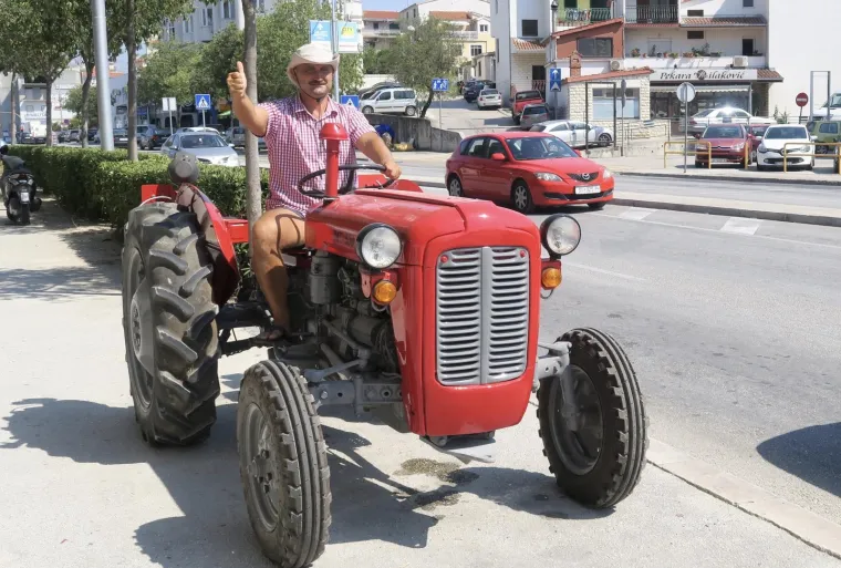 Odgovor na tenk ispred Marakane? U Vukovarskoj ulici u Splitu osvanuo crveni traktor