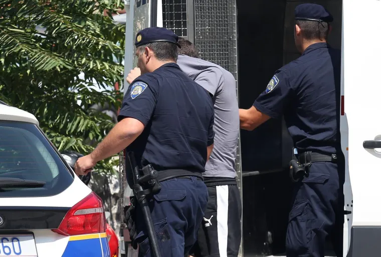 POLICIJA PRIVELA OSUMNJIČENE ZA INCIDENT KOD KNINA: Dovedeni su u policijsku postaju u Šibeniku