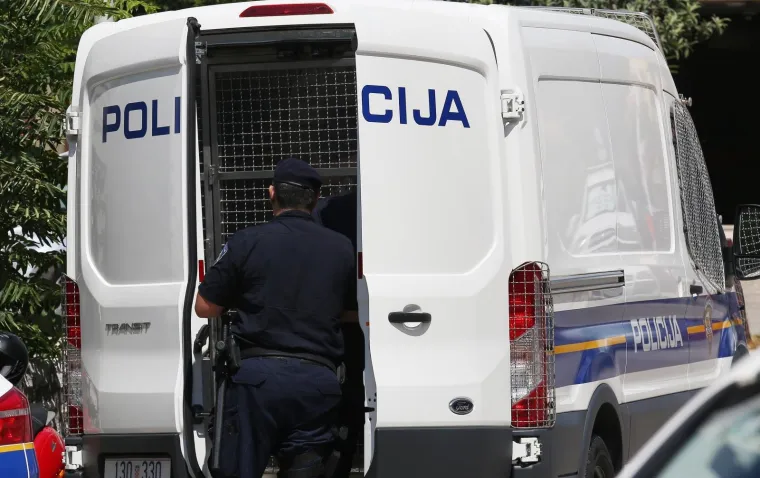 POLICIJA PRIVELA OSUMNJIČENE ZA INCIDENT KOD KNINA: Dovedeni su u policijsku postaju u Šibeniku