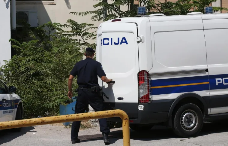 POLICIJA PRIVELA OSUMNJIČENE ZA INCIDENT KOD KNINA: Dovedeni su u policijsku postaju u Šibeniku