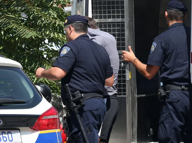 POLICIJA PRIVELA OSUMNJIČENE ZA INCIDENT KOD KNINA: Dovedeni su u policijsku postaju u Šibeniku
