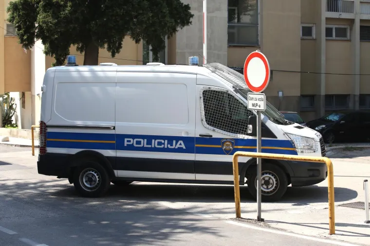 POLICIJA PRIVELA OSUMNJIČENE ZA INCIDENT KOD KNINA: Dovedeni su u policijsku postaju u Šibeniku