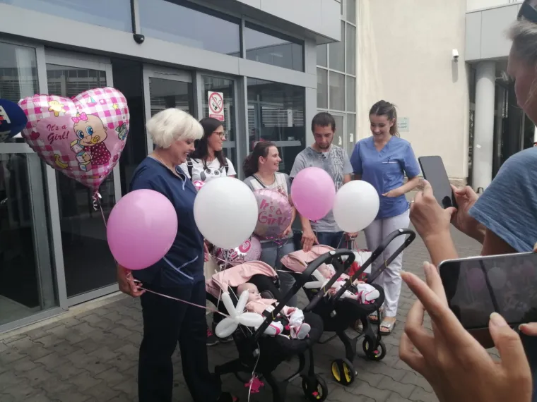 Emotivni rastanak: Prve hrvatske sijamske blizanke napustile bolnicu, medicinske sestre u suzama