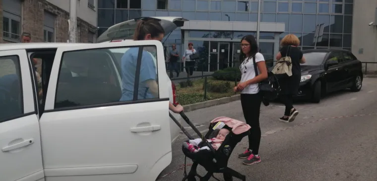 Emotivni rastanak: Prve hrvatske sijamske blizanke napustile bolnicu, medicinske sestre u suzama