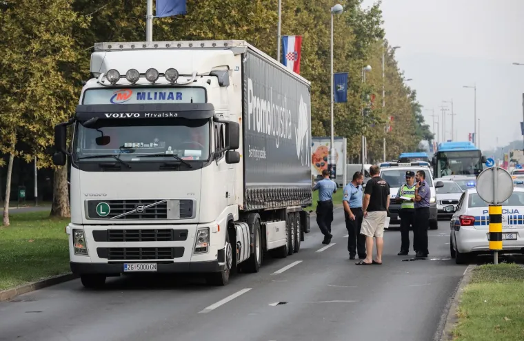 Kaos u Novom Zagrebu: Dvije prometne nesreće u samo 15-ak minuta. Autom naletio na policijski